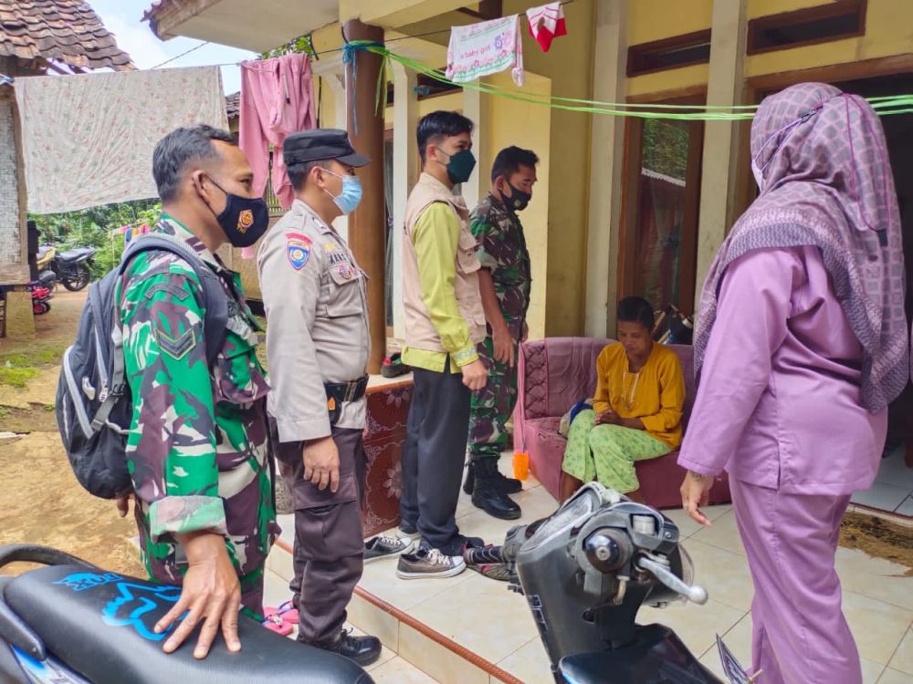 Tampak foto saat kunjungan ke rumah Wartini di Dusun Cimacan, Desa Pamekaran.
