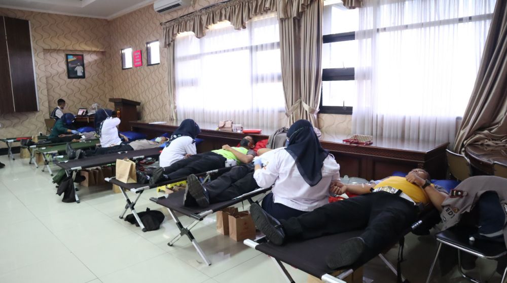 Saat kegiatan bakti sosial donor darah berlangsung di  Aula Tribrata Mapolres Sumedang.