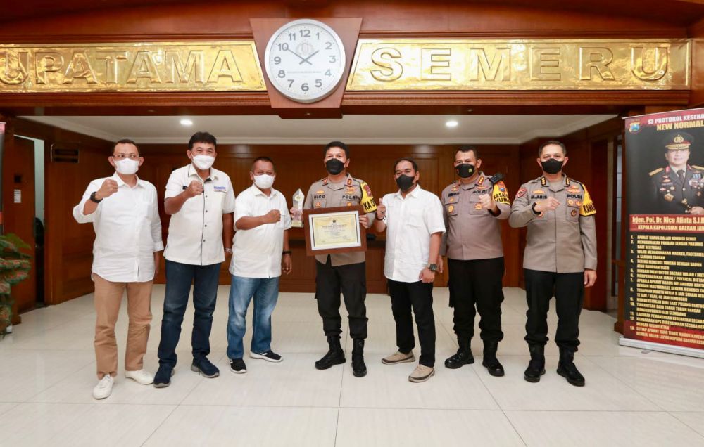 Kapolda Jatim Irjen Pol Dr Nico Afinta bersama pengurus PWI Jatim