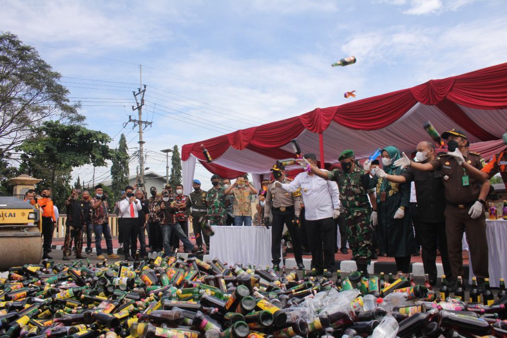 Saat pemusnahan ribuan botol miras yang dipimpin oleh Kapolres dan berlangsung di Mapolres Sumedang.