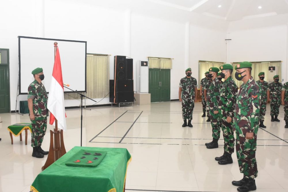 Danrem 084/BJ Kolonel Inf Widjanarko saat pimpin upacara pelantikan kenaikan pangkat