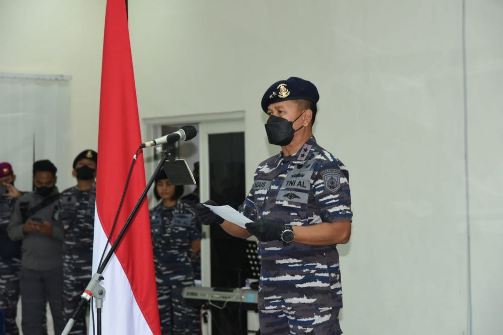 Laksda TNI Agus Hariadi saat terima laporan