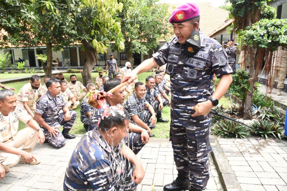 Dandenma Kodiklatal Kolonel Marinir Pujiono saat prosesi siraman ke anggota