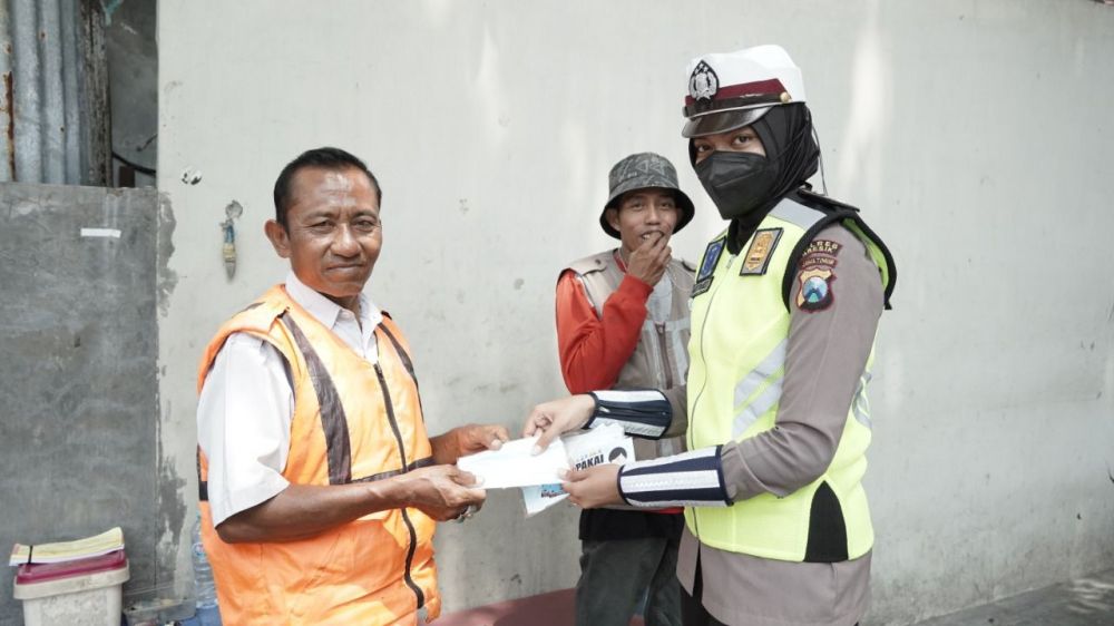 Polres Gresik Bagi Masker Cegah Penyebaran Covid-19