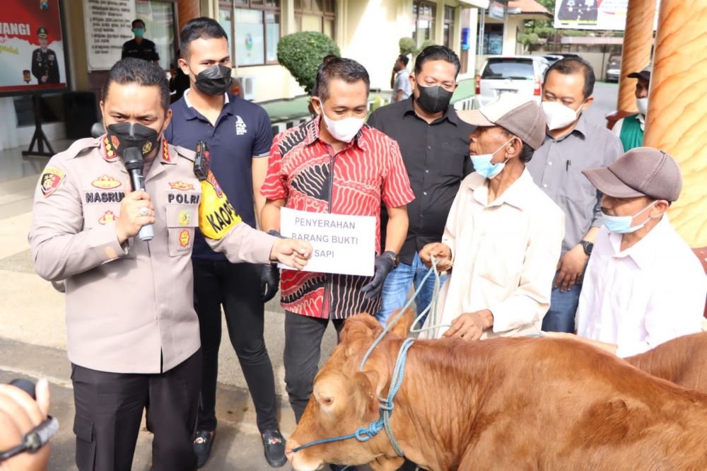 Kapolres Banyuwangi AKBP Nasrun Pasaribu amankan tersangka beserta barang buktinya