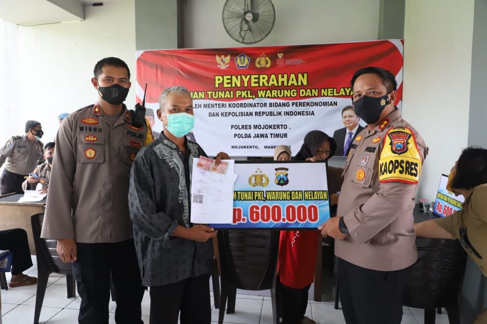 Kapolres Mojokerto AKBP Apip Ginanjar foto bersama penerima BTPKLWN