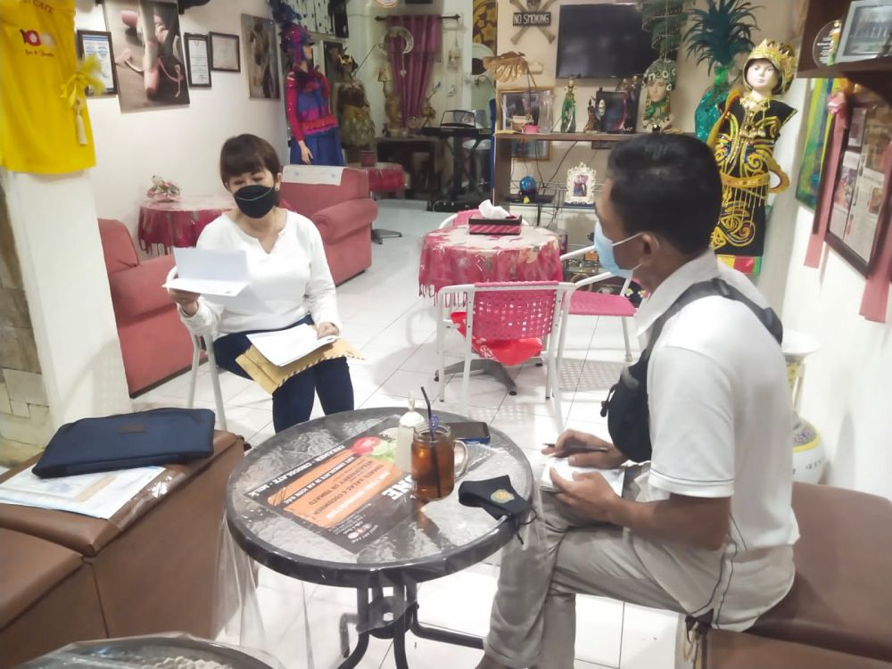 Wakil Ketua DPD Partai saat wawancara serta menunjukkan bukti berkas-berkas kepada tim media dikediamannya.
