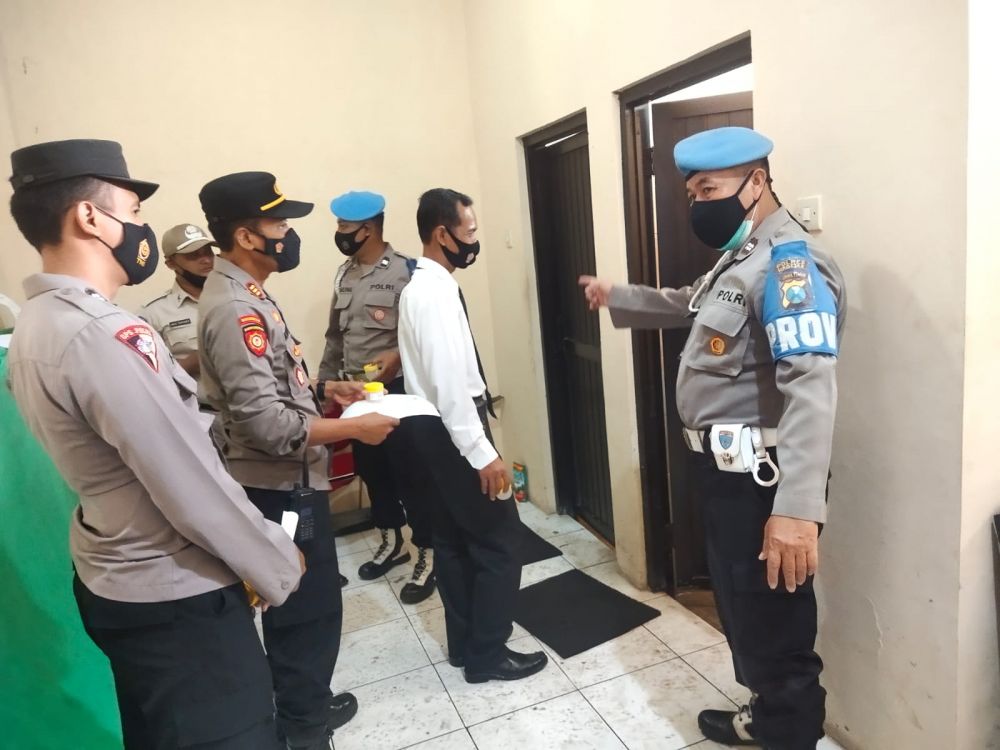 Anggota Polres Magetan saat lakukan tes urine dadakan
