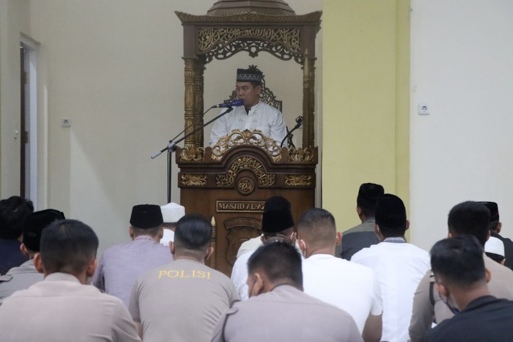 Kapolres Gresik AKBP Mochamad Nur Azis saat memberikan ceramah 