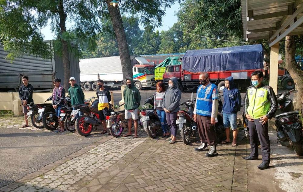 Polsek Mojoagung Bubarkan Aksi Balap Liar dan Amankan 10 Pembalap Dadakan