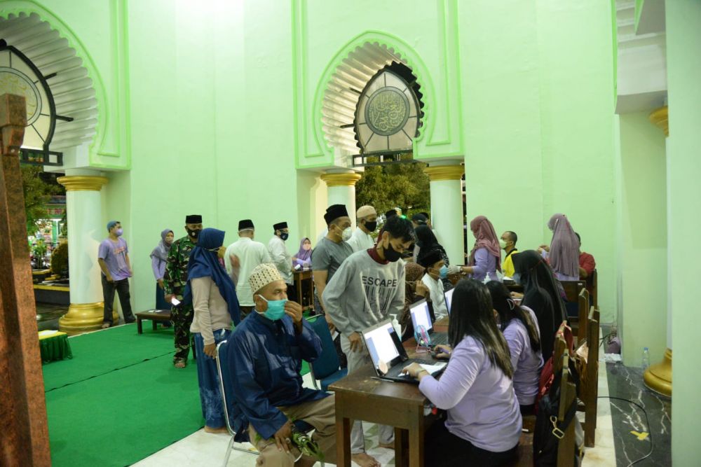 Polres Madiun Kota dan Forkopimda saat gelar Vaksin Booster setelah sholat tarawih