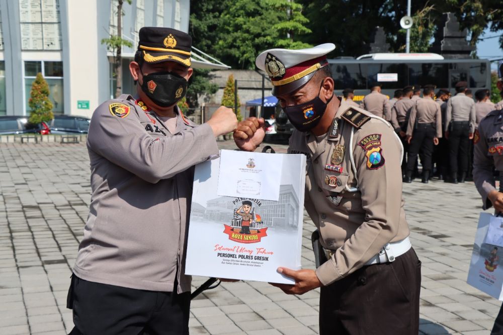 Kapolres Gresik AKBP Mochamad Nur Azis saat memberikan hadiah paket ke anggotanya