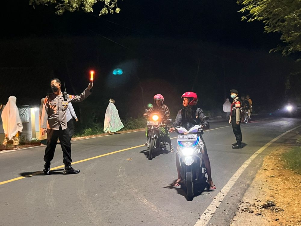 Anggota Polres Sumenep lakukan pengamanan saat sholat tarawih berlangsung