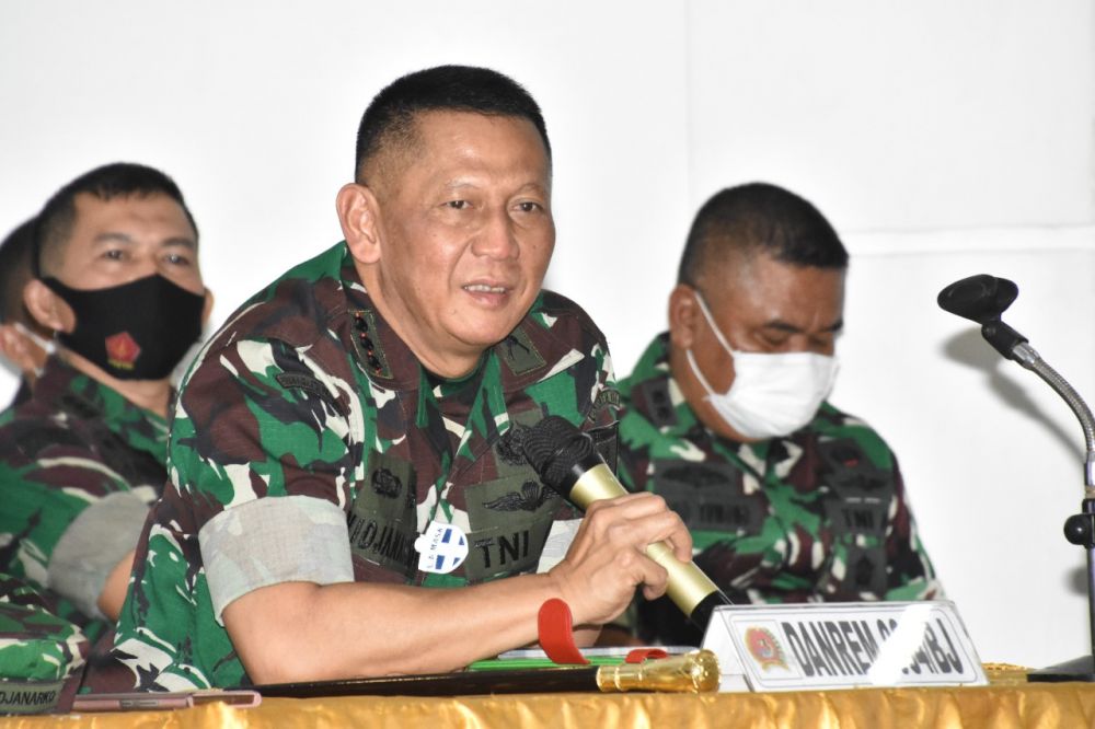 Danrem 084/BJ Kolonel Inf Widjanarko saat memberikan himbauan dan penekanan ke prajurit