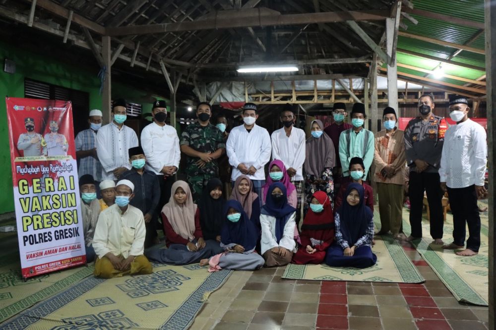 Kapolres Gresik AKBP Mochamad Nur Azis saat tinjau pelaksanaan vaksinasi