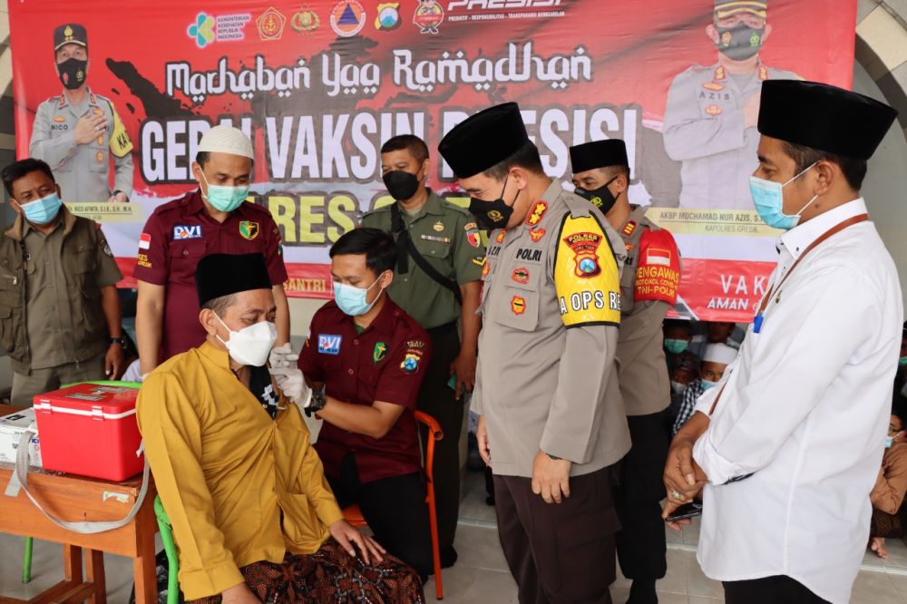 Kapolres Gresik AKBP Mochamad Nur Azis saat tinjau vaksin di Ponpes Al-Ibrohimi 