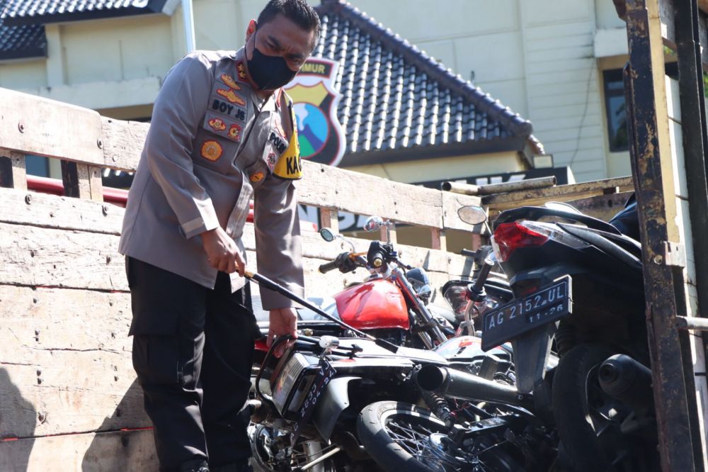 Kapolres Nganjuk AKBP Boy Jeckson saat cek motor balap liar yang diamankan Polres Nganjuk