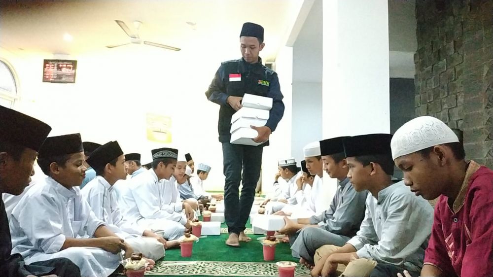 Laznas BMH berbagi dengan ajak santri dan Dhuafa Buka Puasa