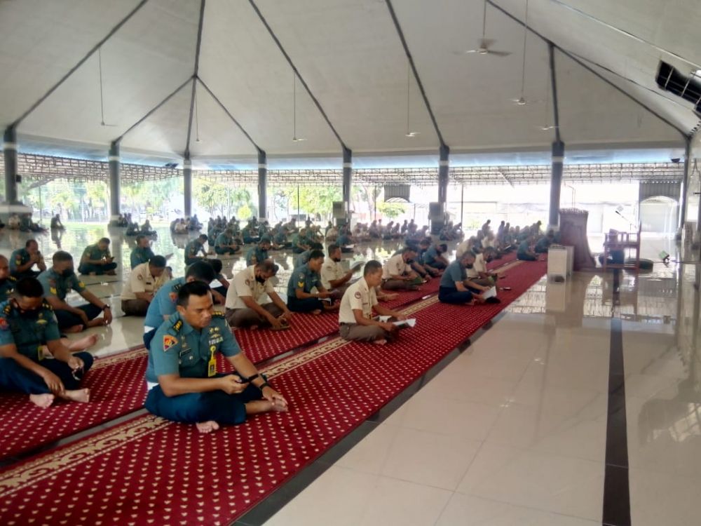Prajurit dan PNS Kodiklatal saat tadarus Al-Qur'an di Masjid Ibadurrahman 