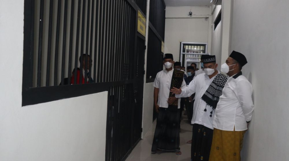 Kapolres Gresik AKBP Mochamad Nur Azis bersama Bupati Gresik Gus Yani saat tinjau rutan Polres Gresik usai sholat tarawih 