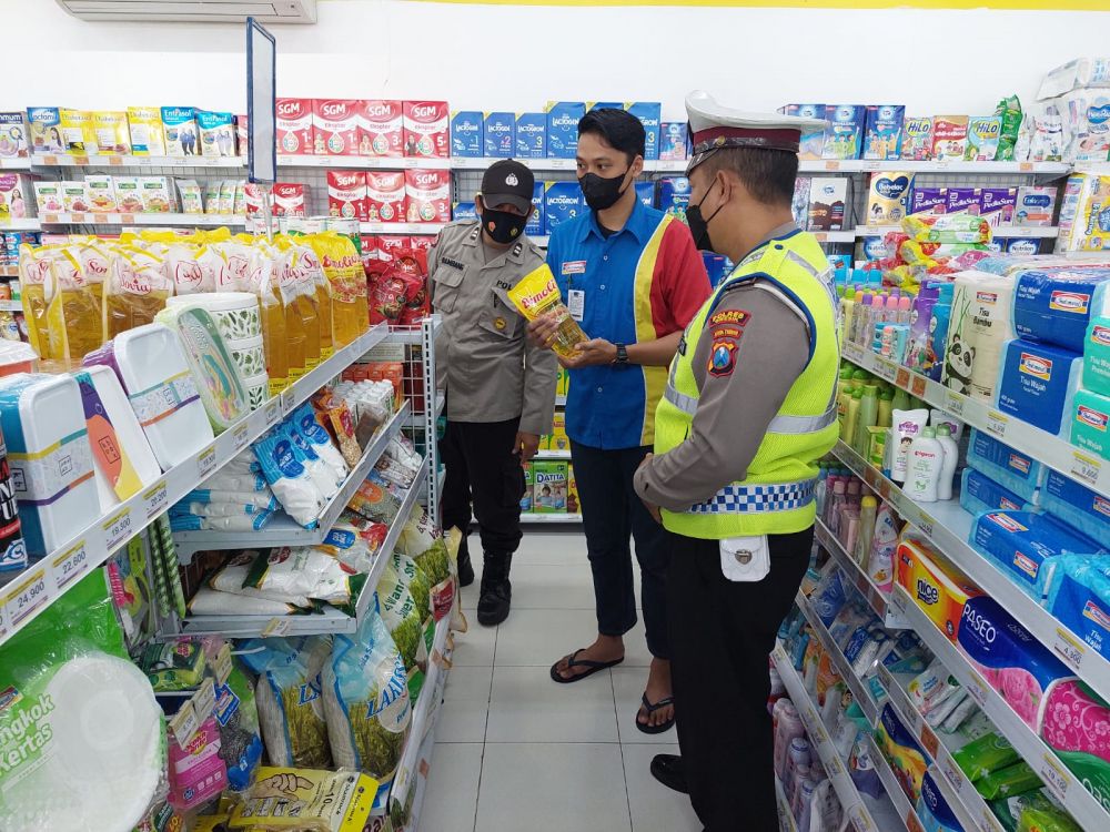 Bhabinkamtibmas Polres Gresik saat cek toko