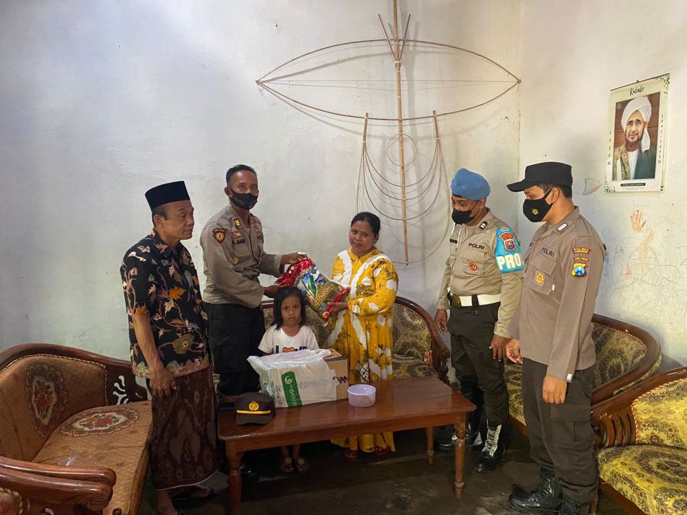 Polsek Besuk Polres Probolinggo beri bantuan penderita tumor 