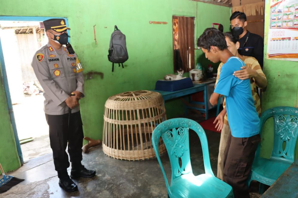 Kapolres Magetan AKBP Yakhob Silvana Delareskha saat blusukan berikan bansos ke penyandang Disabilitas