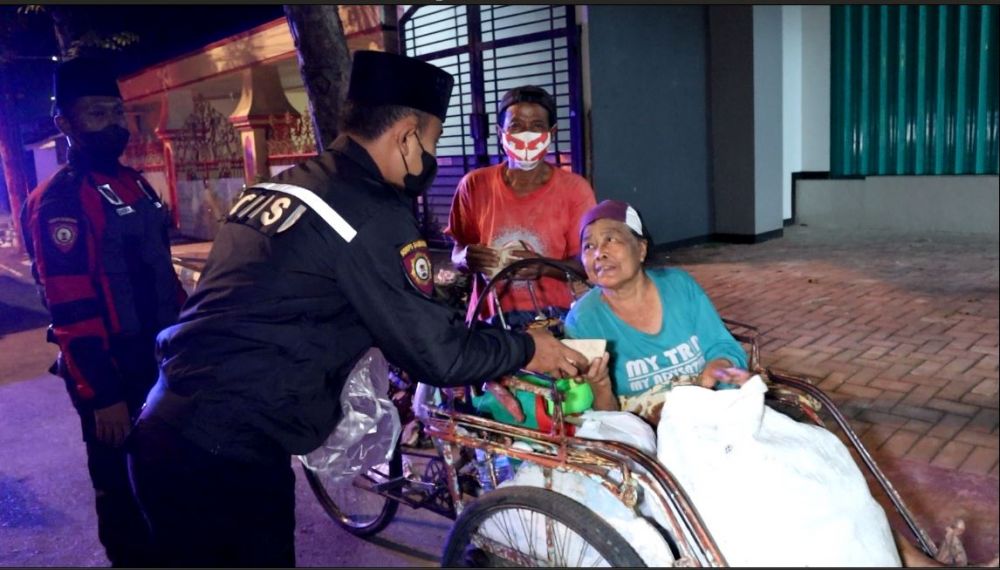Satsamapta Polres Bangkalan saat sahur on the road berbagi nasi bungkus 