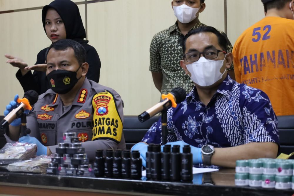 Kabid Humas Polda Jatim Dirmanto didampingi Oki Ahadian Kasubdit Indagsi Ditreskrimsus Polda Jatim ungkap kasus pemalsu merk kosmetik