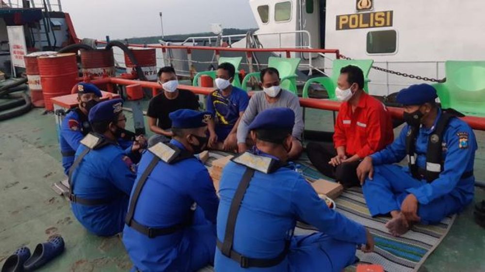 Polairud Polda Jatim bersama nelayan saat berbuka puasa bersama di tengah laut