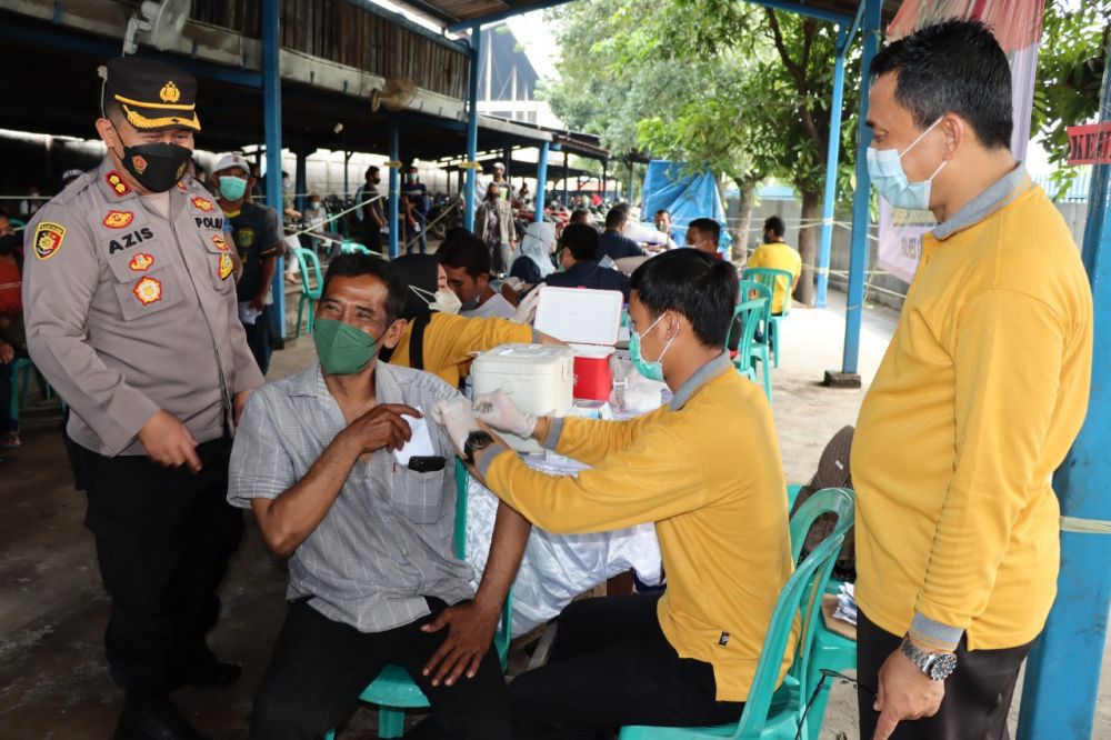 Kapolres Gresik AKBP Mochamad Nur Azis saat tinjau vaksin di PT. Hexamitra Charcoalindo Driyorejo