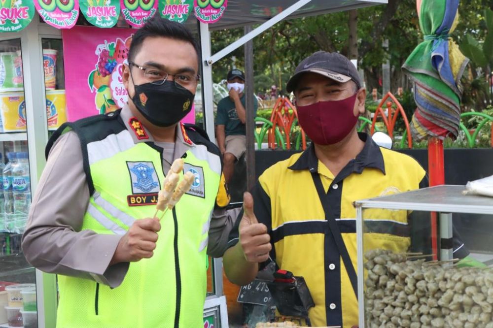 Kapolres Nganjuk AKBP Boy Jeckson saat lakukan aksi borong jajanan di alun-alun Kota Nganjuk