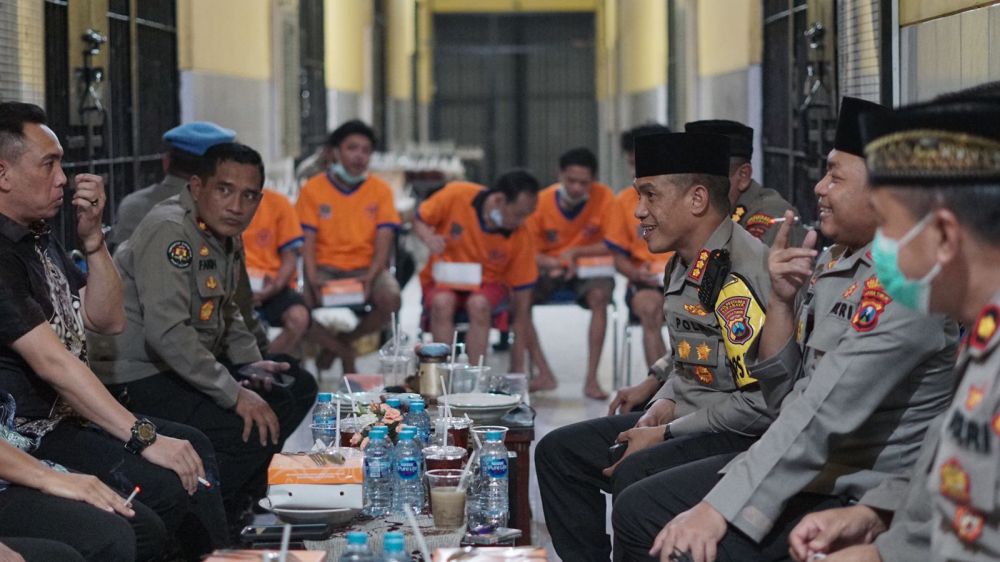 Ramadhan Penuh Berkah, Kapolrestabes Surabaya Gelar Buka Bersama 460 Tahanan