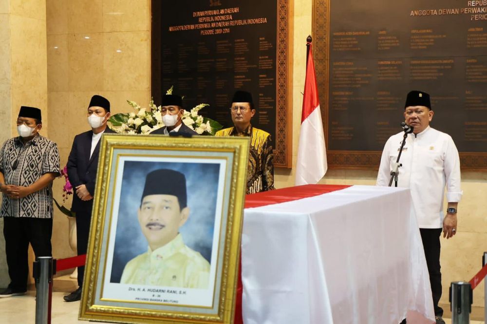 Ketua DPD RI AA LaNyalla Mahmud Mattalitti saat lepas jenazah DPD RI asal Babel
