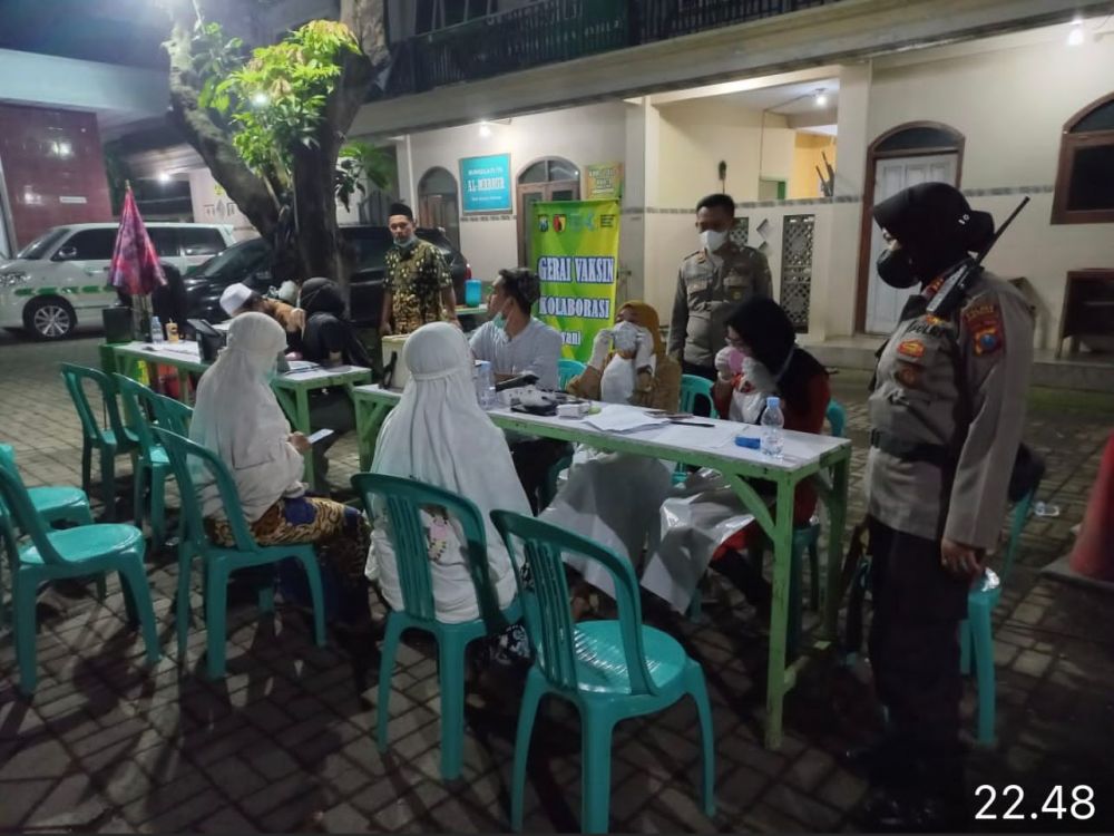 Polda Jatim Gandeng Pengurus Masjid Gelar Vaksin Malam Capai 1006 Dosis Booster