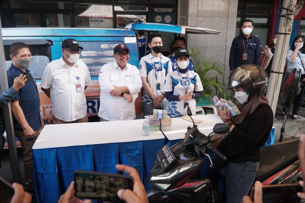 Kepala perwakilan BI Jatim Budi Hanoto saat membuka layanan penukaran uang baru