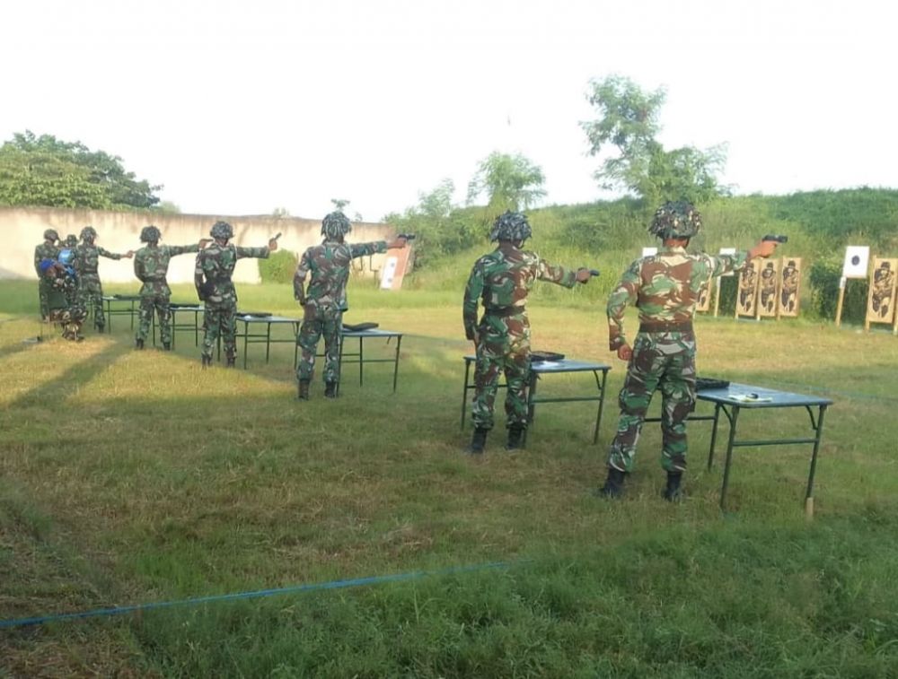 Siswa Pusdikpomal Kodiklatal Latihan Menembak Pistol di PLP Baluran
