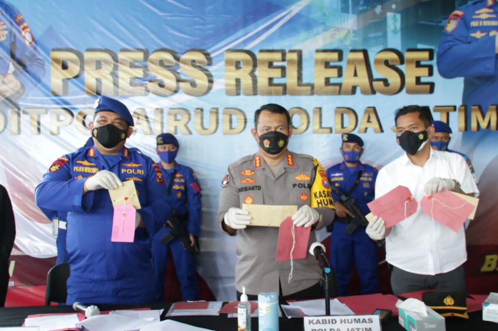 Dirpolairud Kombespol Puji Hendro Wibowo didampingi Kabid Humas Polda Jatim saat ungkap kasus Narkoba