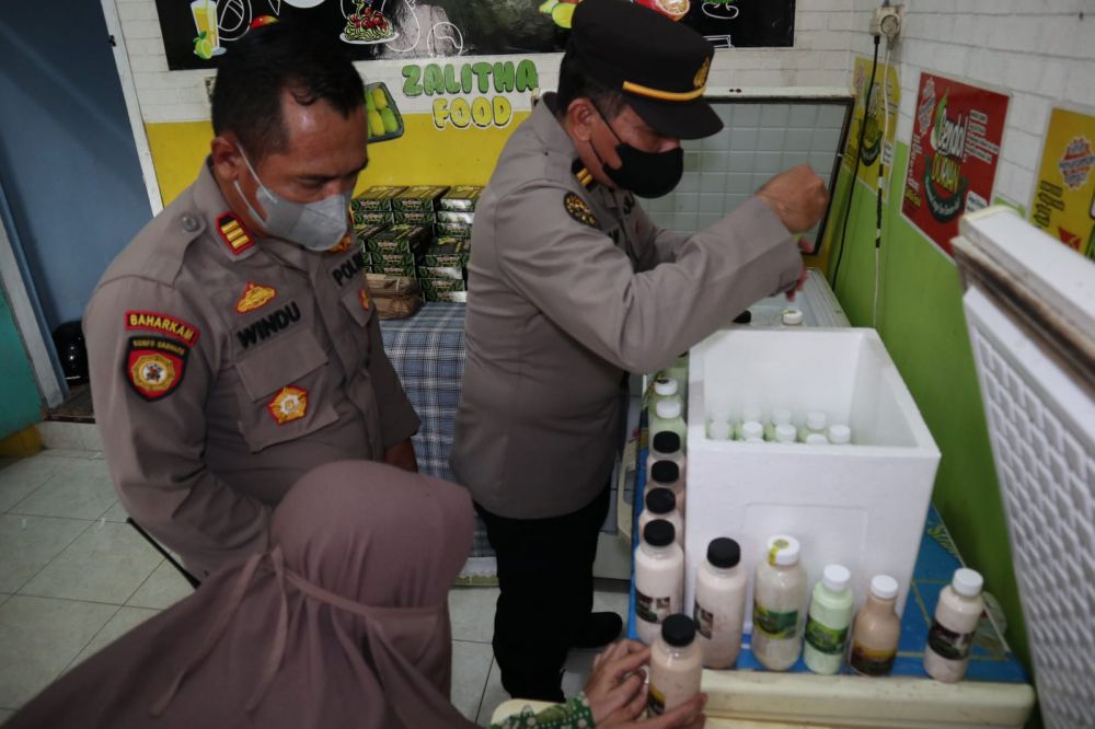 Kapolsek Manyar Bagi Takjil ke Pemulung Usai Borong Cendol Daun Kelor
