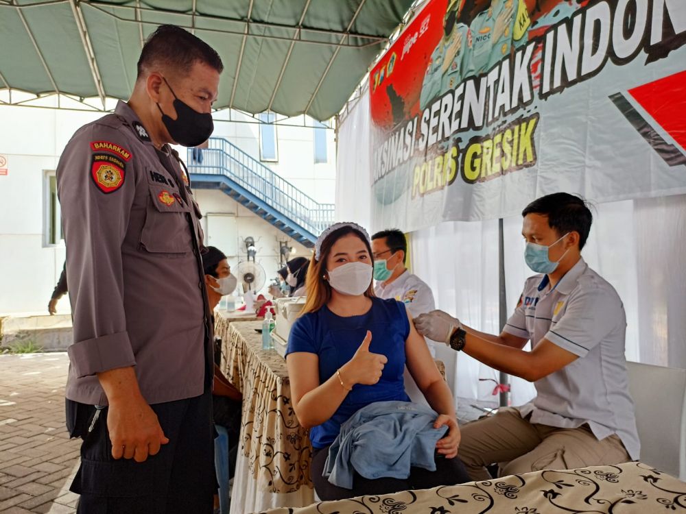 Karyawan JIIPE saat lakukan vaksin Booster dari Urkes Polres Gresik 