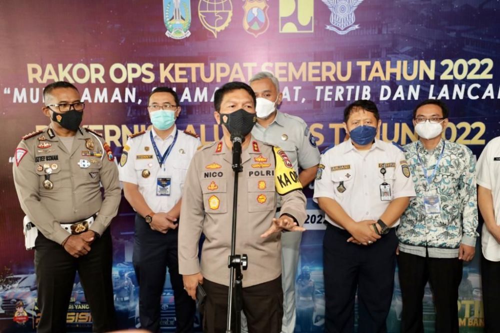Kapolda Jatim Irjen Pol Dr Nico Afinta saat memberikan keterangan 