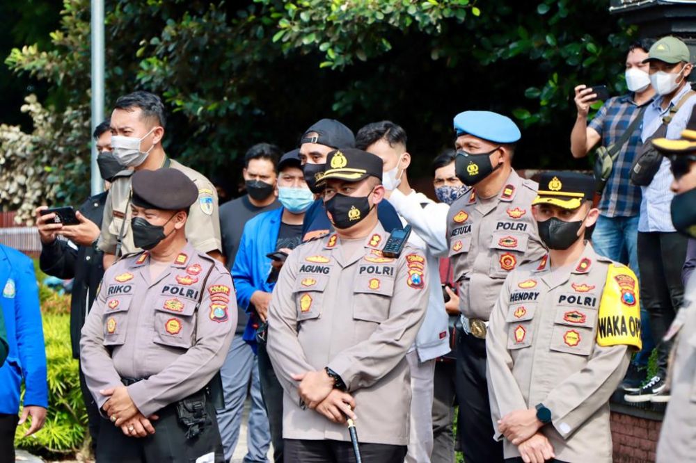 Kapolres Kediri AKBP Agung Setyo Nugroho saat terjun langsung kawal para mahasiswa 