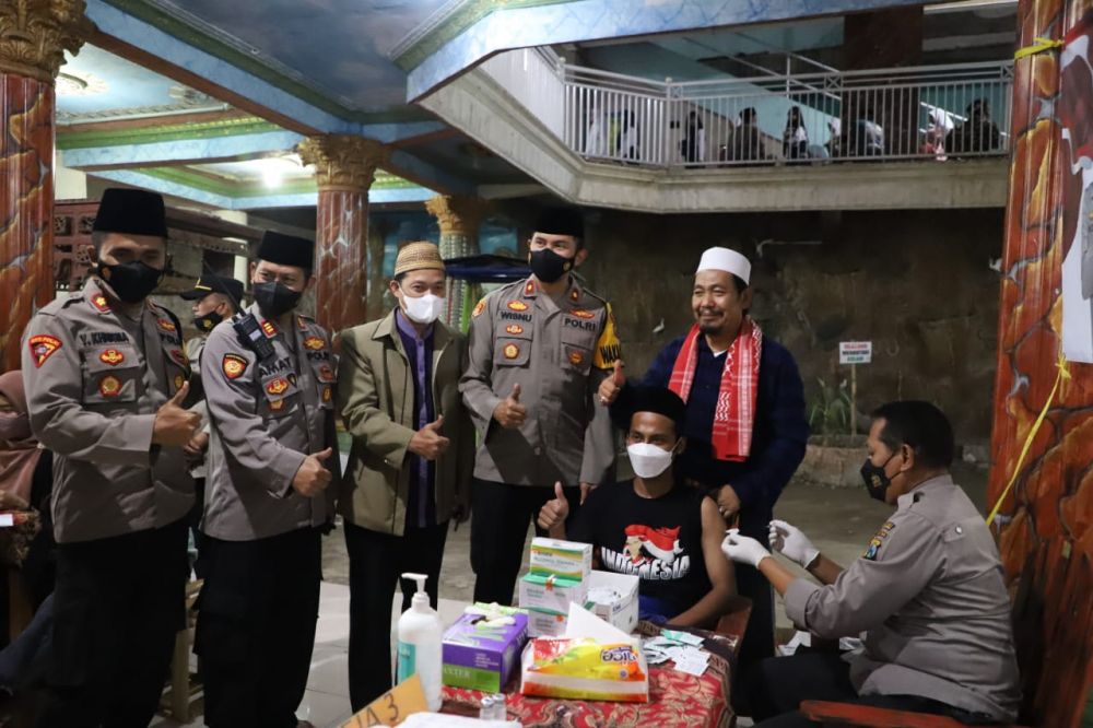 Polres Mojokerto saat gelar Vaksin di ponpes Salafiyyah Fatchul Ulum setelah tarawih