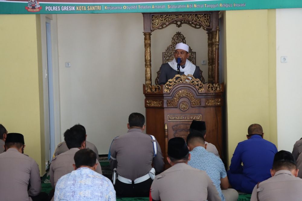 Anggota Polres Gresik saat ikuti Binrohtal di masjid Al Aziz Polres Gresik 