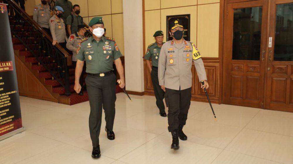 Kapolda Jatim Irjen Pol Dr Nico Afinta saat terima kunjungan Pangdiv ll Kostrad Mayjen TNI Dwi Wahyu Winarto