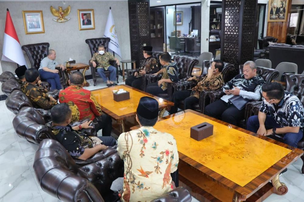 Ketua DPD RI AA LaNyalla Mahmud Mattalitti saat bertemu pengurus PSHT