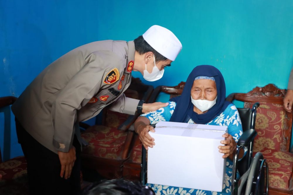 Kapolresta Mojokerto AKBP Rofiq Ripto Himawan saat memberikan bantuan Kursi Roda ke Mbah Munikah 