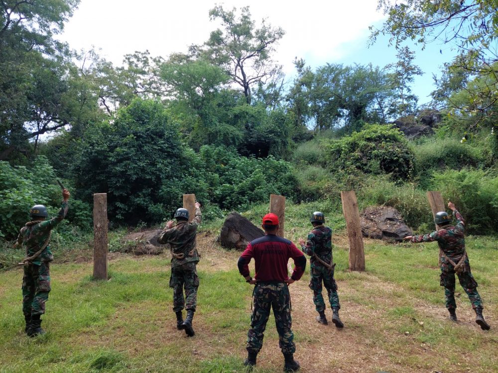 Siswa Dikko Taruna AAL saat latihan lempar Kapak dan Pisau 