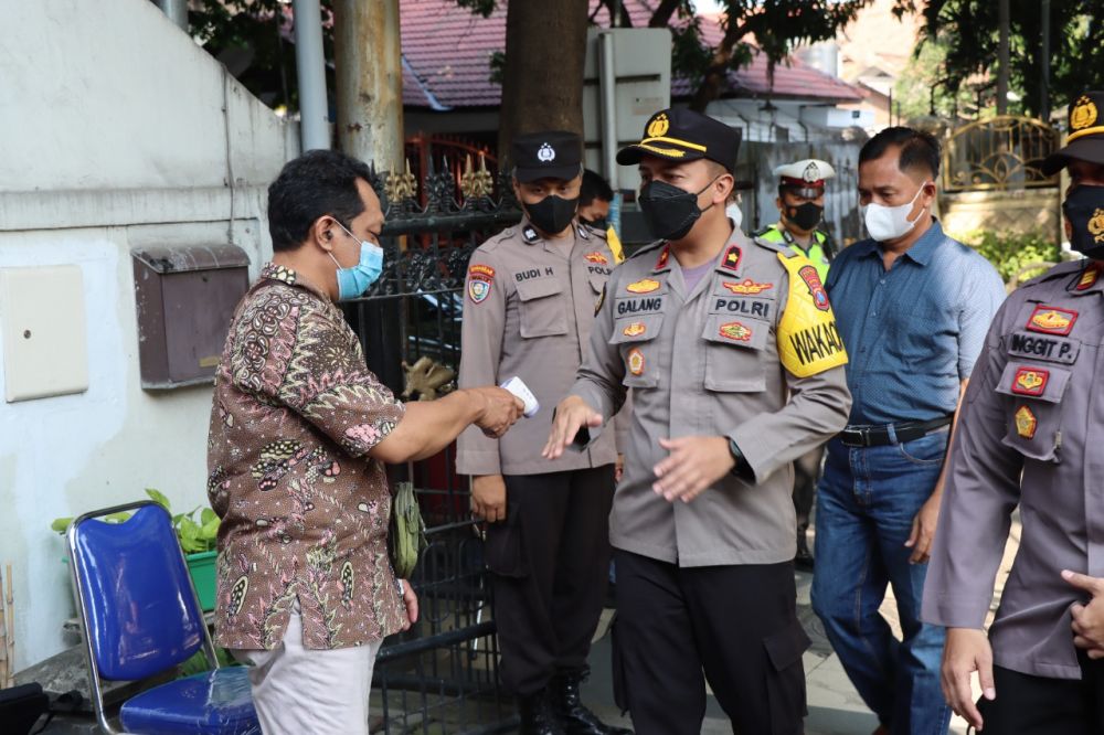 Wakapolres Gresik Kompol Ari Galang Saputro saat tinjau beberapa gereja