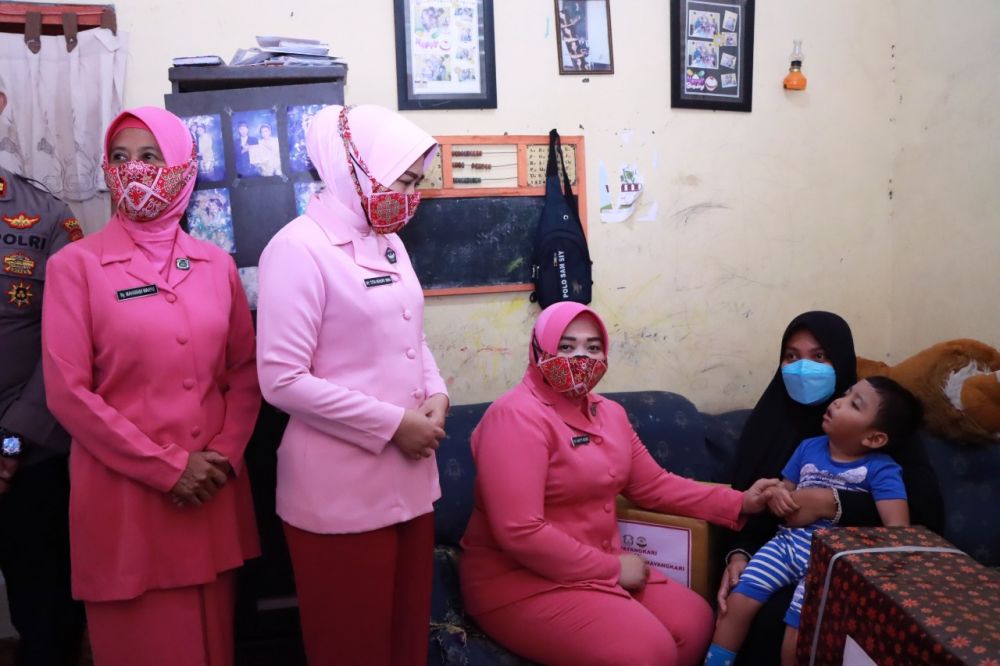 Kapolres Kediri AKBP Agung Setyo Nugroho bersama istri saat sambangi bocah lumpuh dan tuna wicara 